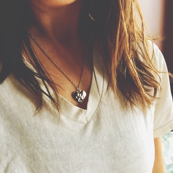 💥LAST ONE💥 Gold Paw Print Necklace - Picture 2 of 2